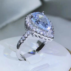 925 sterling silver elegant and exquisite drop-shaped white zircon ring with diamonds close-up view