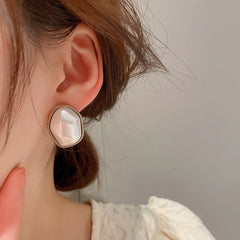 Fashion Irregular Pearl Stud Earrings Female 2025 Trendy Retro Gold Color Simulated P alternate view