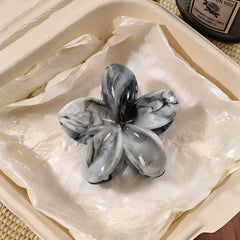 1/6pcs Hawaiian Beach Vacation Frangipani Hair Clips for Woman Elegant Shark Clip Fash close-up view