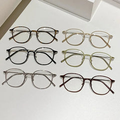 Reading glasseAnti Blue Light Round Frame Presbyopia Glasses Retro Circular Reading Gl close-up view