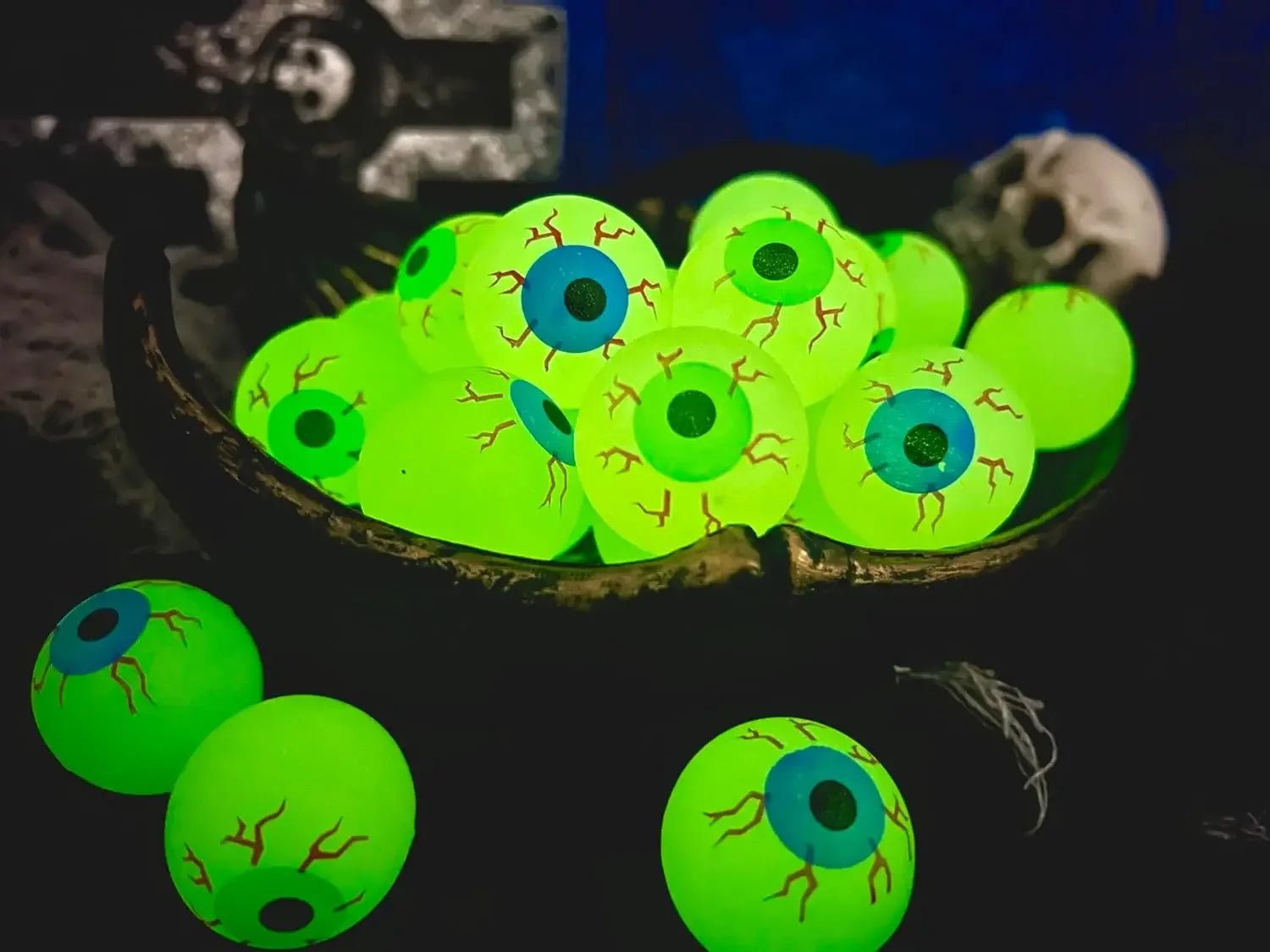10 Piece Glow in the Dark Eyeball Bouncy Balls - Onlytenbucks.com