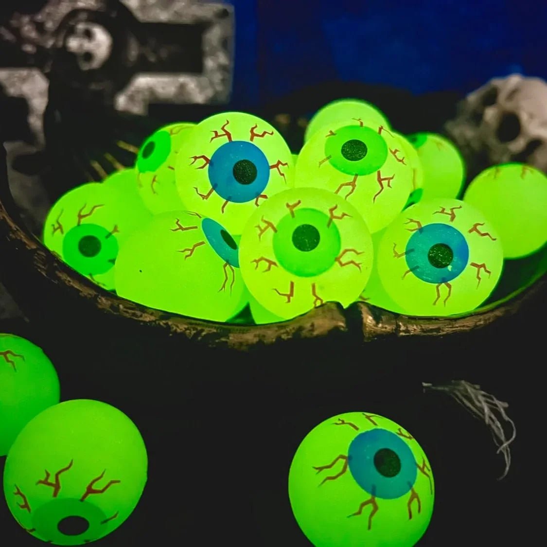 10 Piece Glow in the Dark Eyeball Bouncy Balls - Onlytenbucks.com