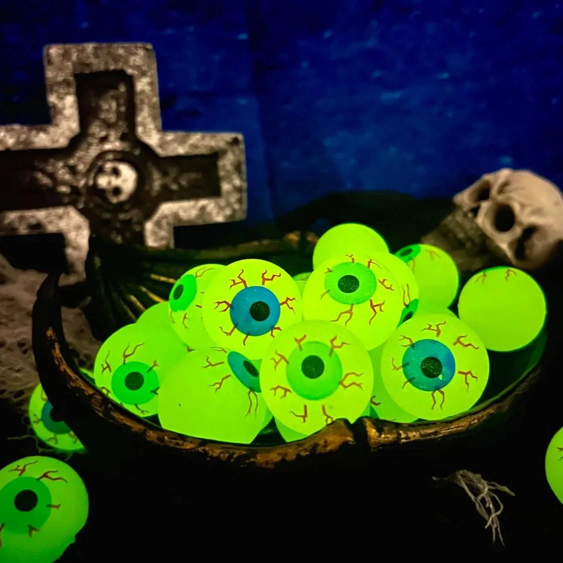 10 Piece Glow in the Dark Eyeball Bouncy Balls - Onlytenbucks.com