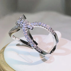 925 Sterling Silver Fashion Interwoven Figure 8 Ring For Ladies Personality Geometric close-up view