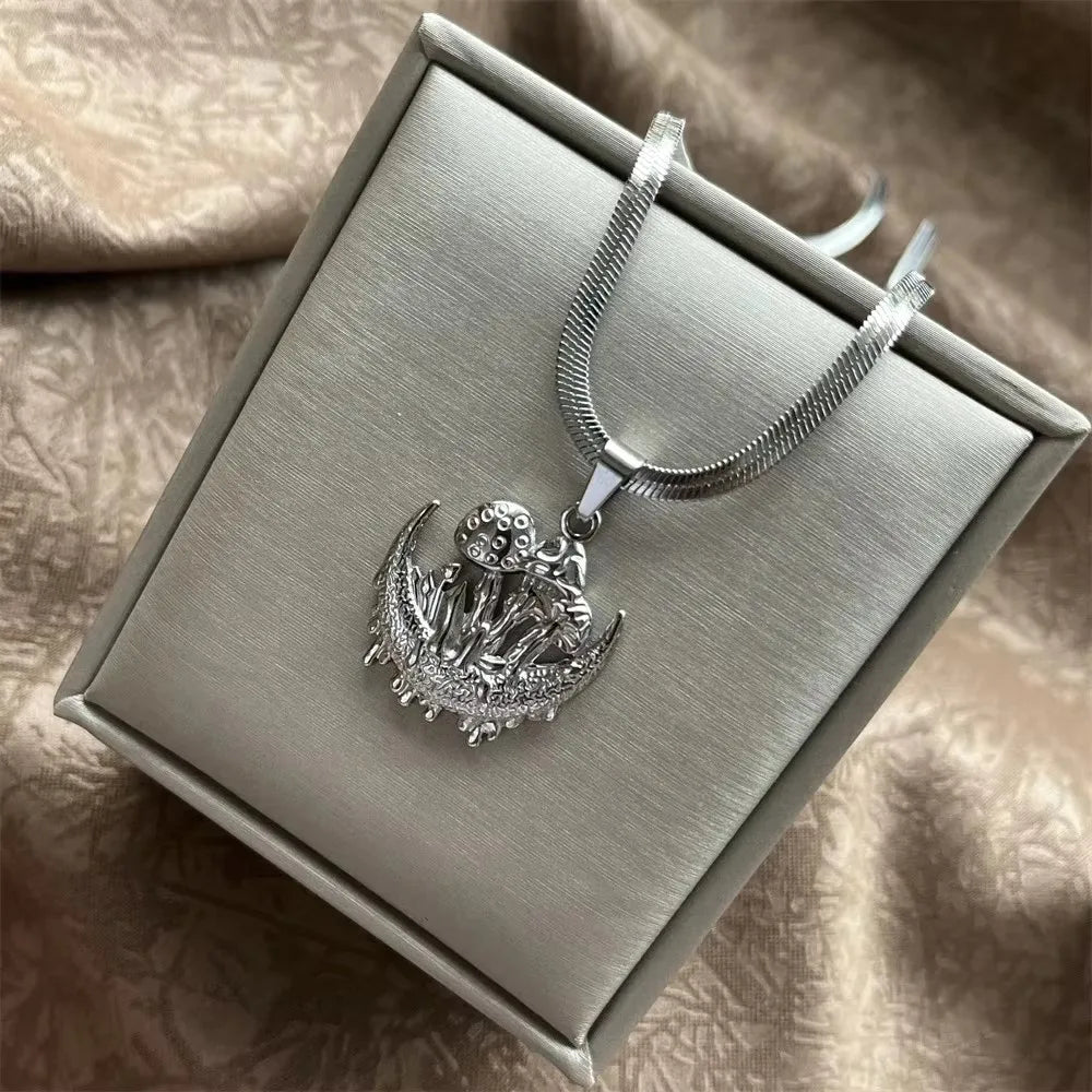 40cm+5 Exquisite stainless steel OX Moon Necklace Half Moon Blade Chain Necklaces Gold close-up view