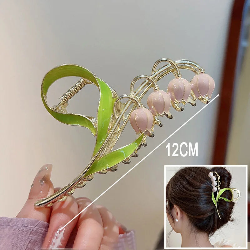 New Sweet Flower Durian Hair Claw Clip Ponytail Grab Hair Clips Shark Clip Woman Hairp close-up view