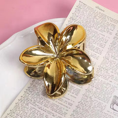 Simple Gold and Silver Flower Hair Clip for Women Retro Glossy Acrylic Hair Claw Fashi close-up view