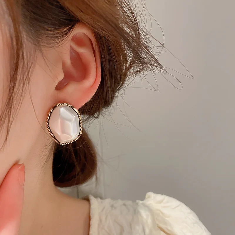 Fashion Irregular Pearl Stud Earrings Female 2025 Trendy Retro Gold Color Simulated P alternate view