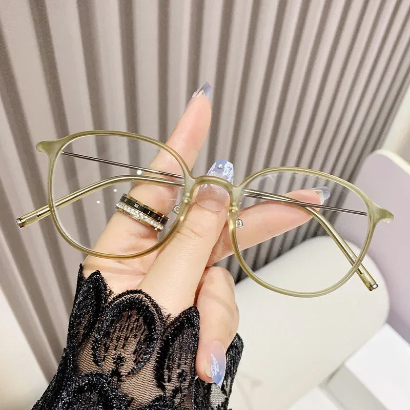 Reading glasseAnti Blue Light Round Frame Presbyopia Glasses Retro Circular Reading Gl close-up view