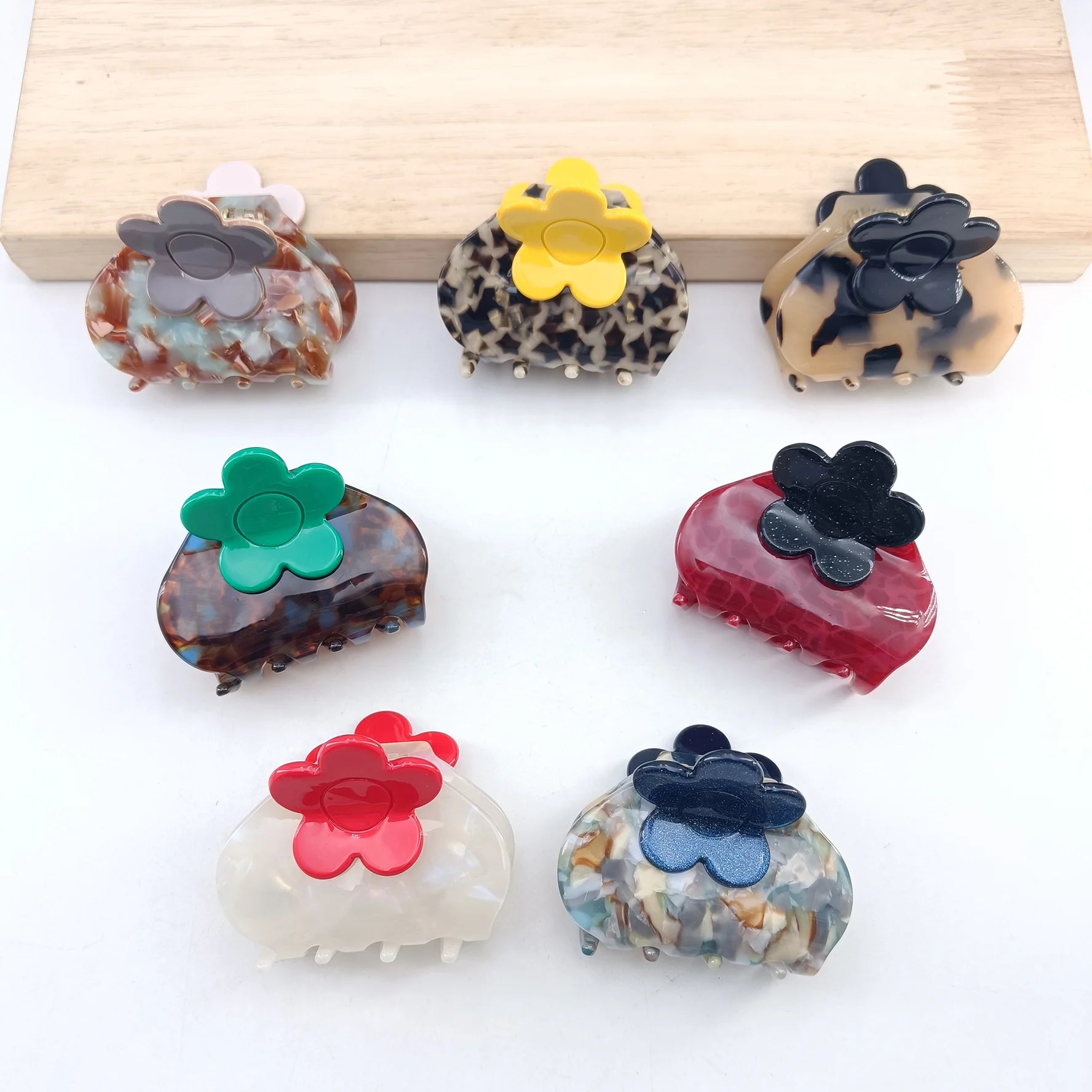 luxury Medium Acetate hair claw clip for women floral claw clip girl cute Leopard pri lifestyle view