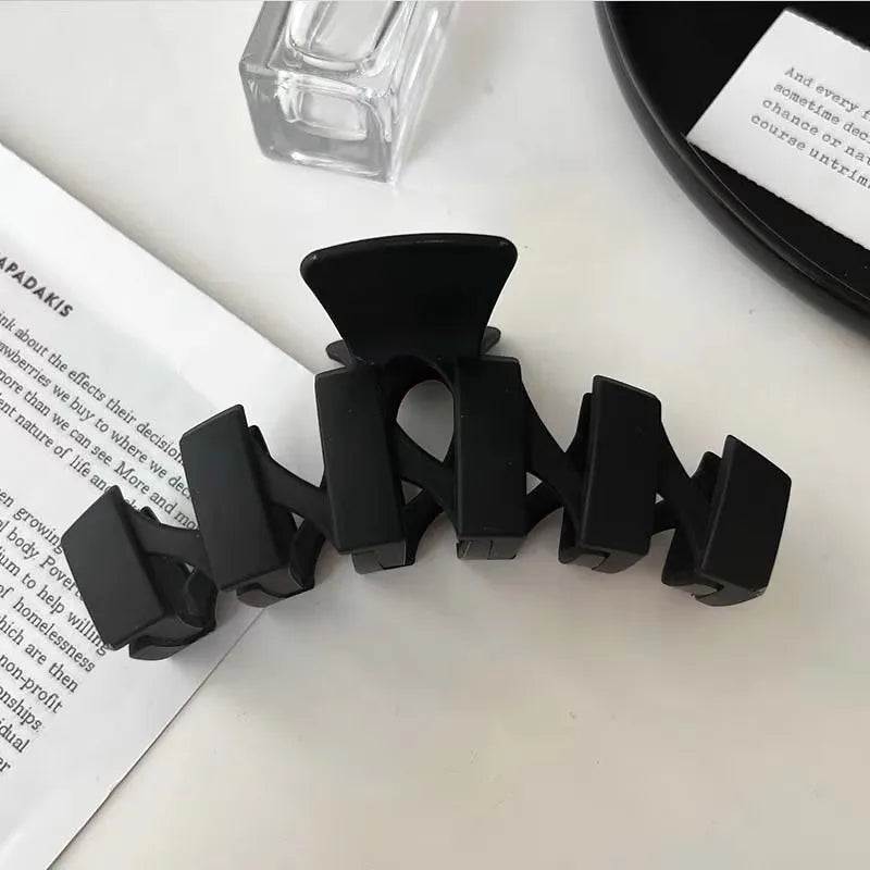 Women Elegant Black Geometric Plastic Hair Claw Lady Sweet Long Hair Holder Toothed H alternate view