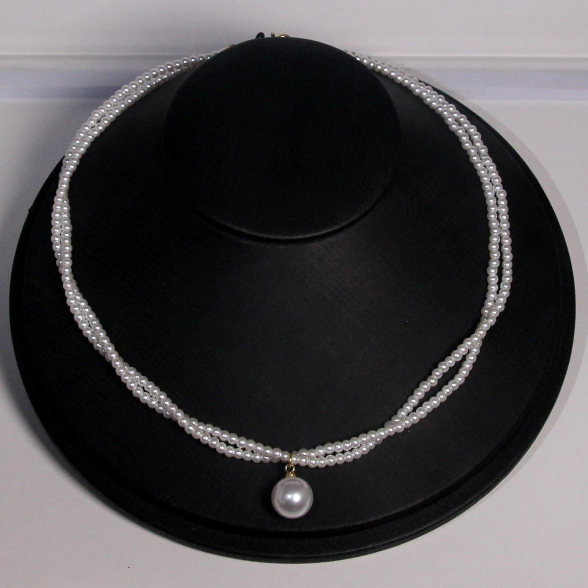 New Women's Fashion Pearl Necklace French Vintage Pearl Necklace Double Lock Bone Chain detail view