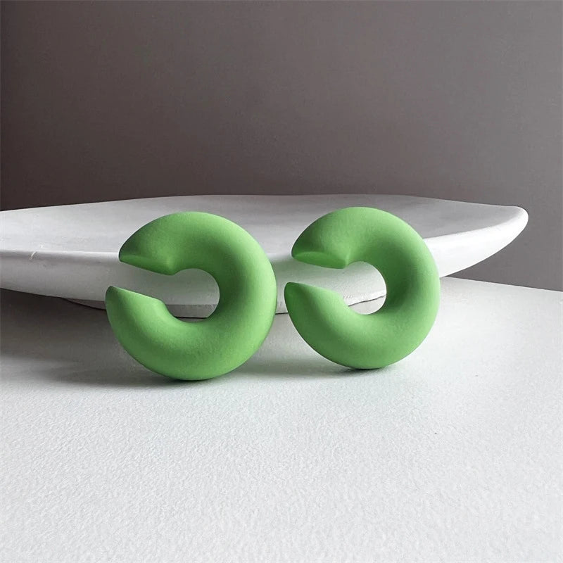 1 Pair Simple Round Circle Clip Earrings For Women C Shape Acrylic Red Blue Black Pink close-up view