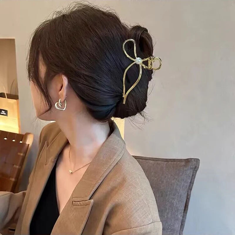 New Exquisite Imitation Pearl Hair Claw Clip Trendy Metal Bow hair Crabs Hairpins Bar lifestyle view