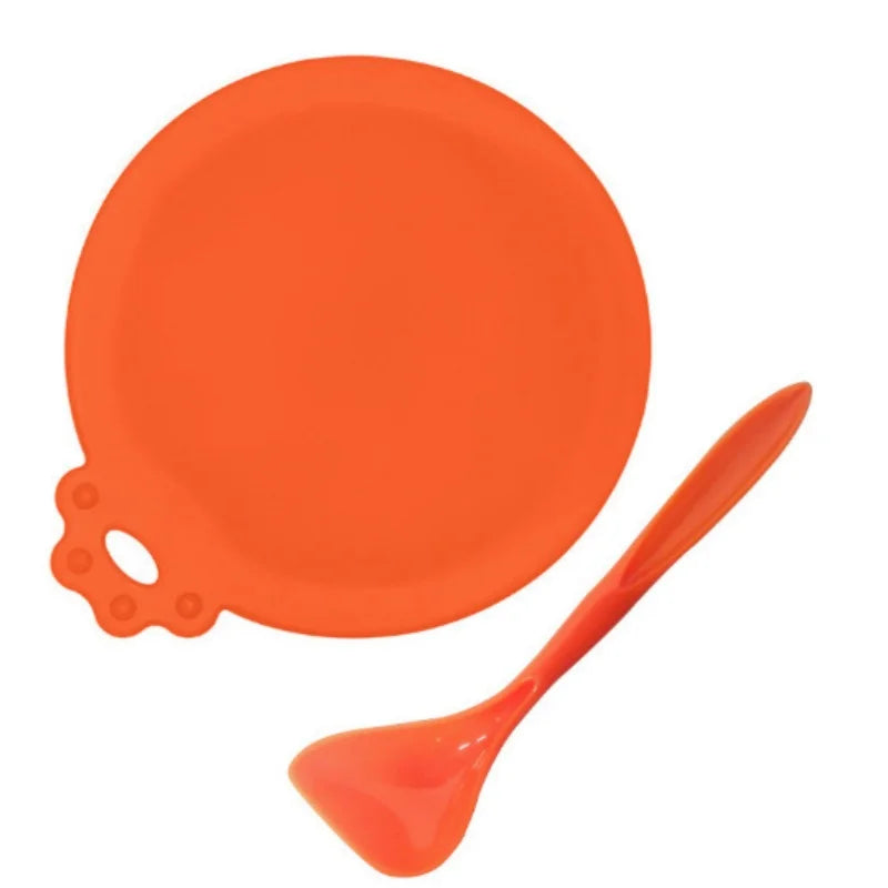 New 2PCS Reusable Pet Food Can Cover Silicone Dogs Cats Storage Tin Cap Lid Seal Cover close-up view