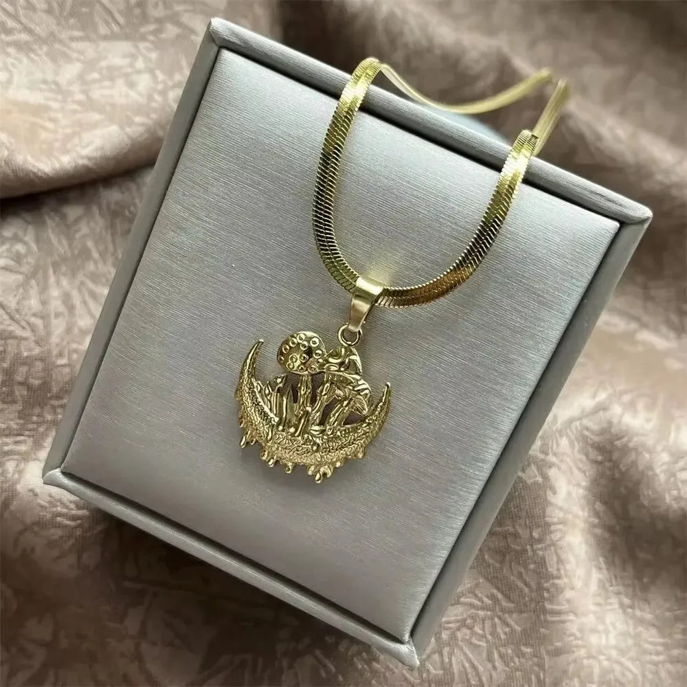 40cm+5 Exquisite stainless steel OX Moon Necklace Half Moon Blade Chain Necklaces Gold close-up view