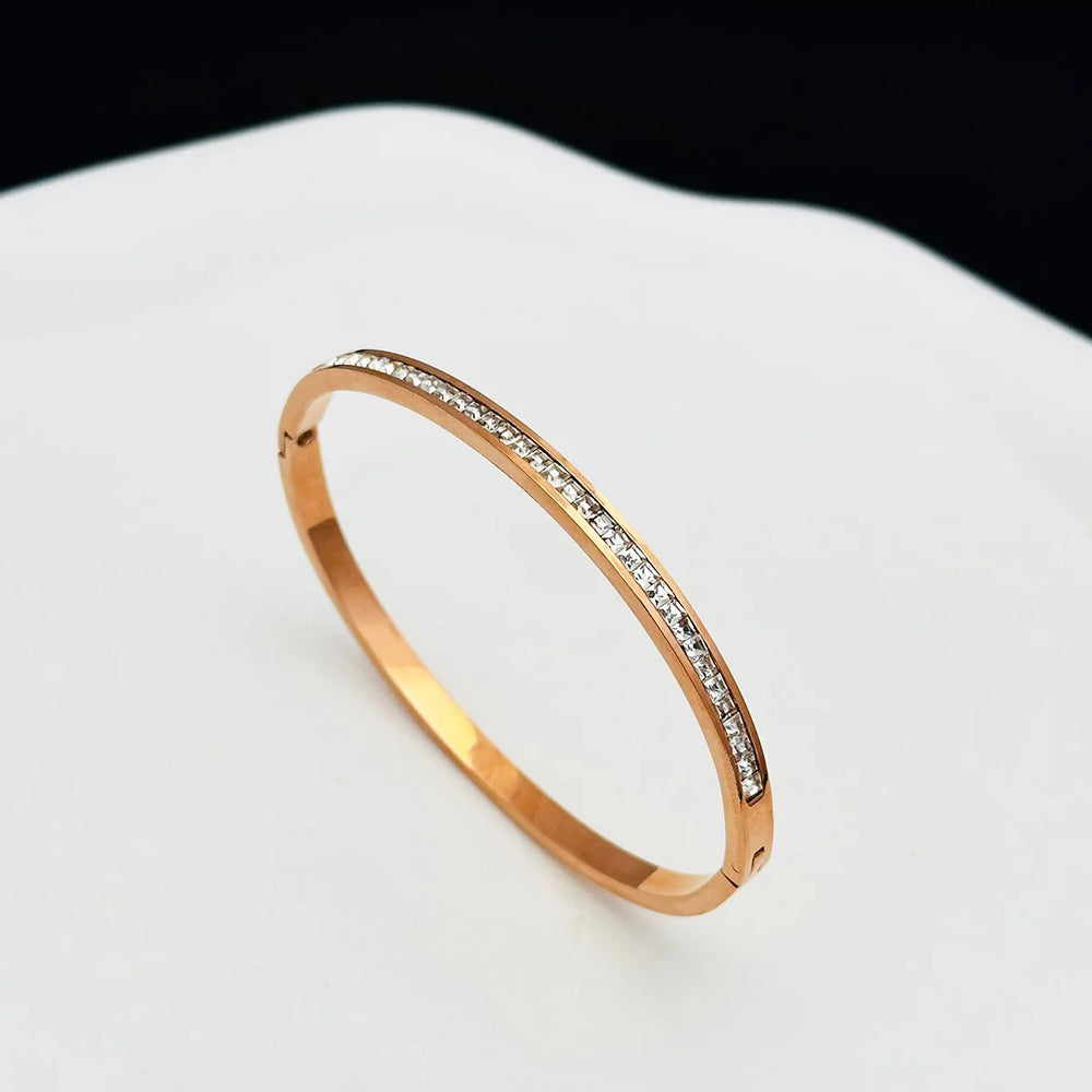Roman Numerals Bracelet For Women Stainless Steel Jewelry Accessories Luxury Bracelet close-up view