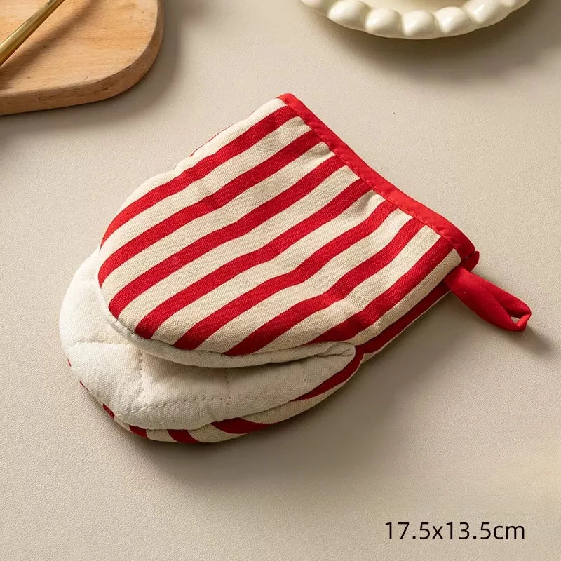 Polka Dot Heat Resistant Oven Mitts | Japanese Style Microwave Safe Kitchen Gloves detail view