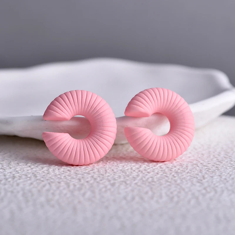1 Pair Simple Round Circle Clip Earrings For Women C Shape Acrylic Red Blue Black Pink close-up view