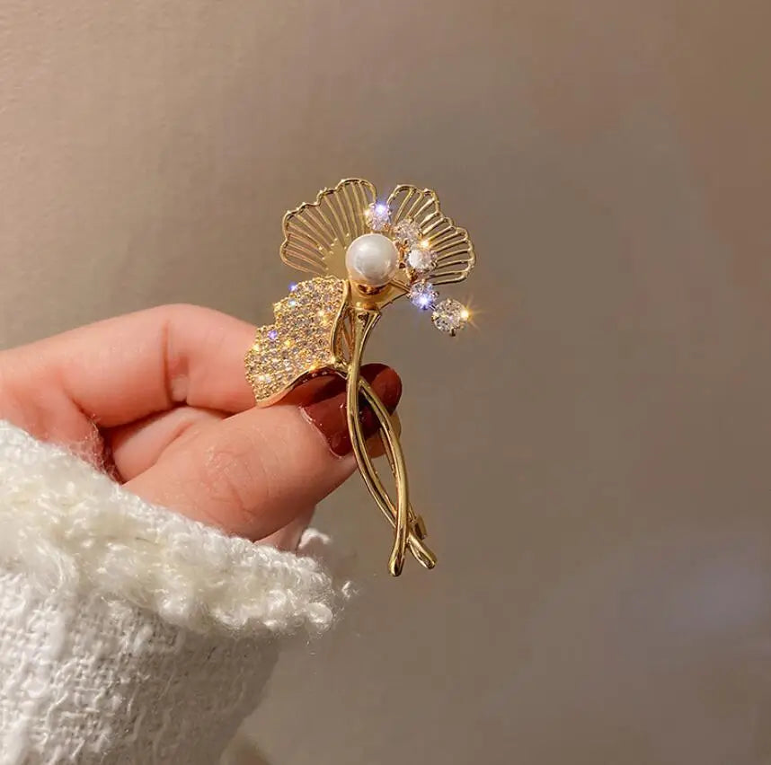Retro Blue Crystal Big Waterdrop Pendant Brooch for Women Full of Rhinestone Brooch Pin Clothing Accessories Vintage Jewelry