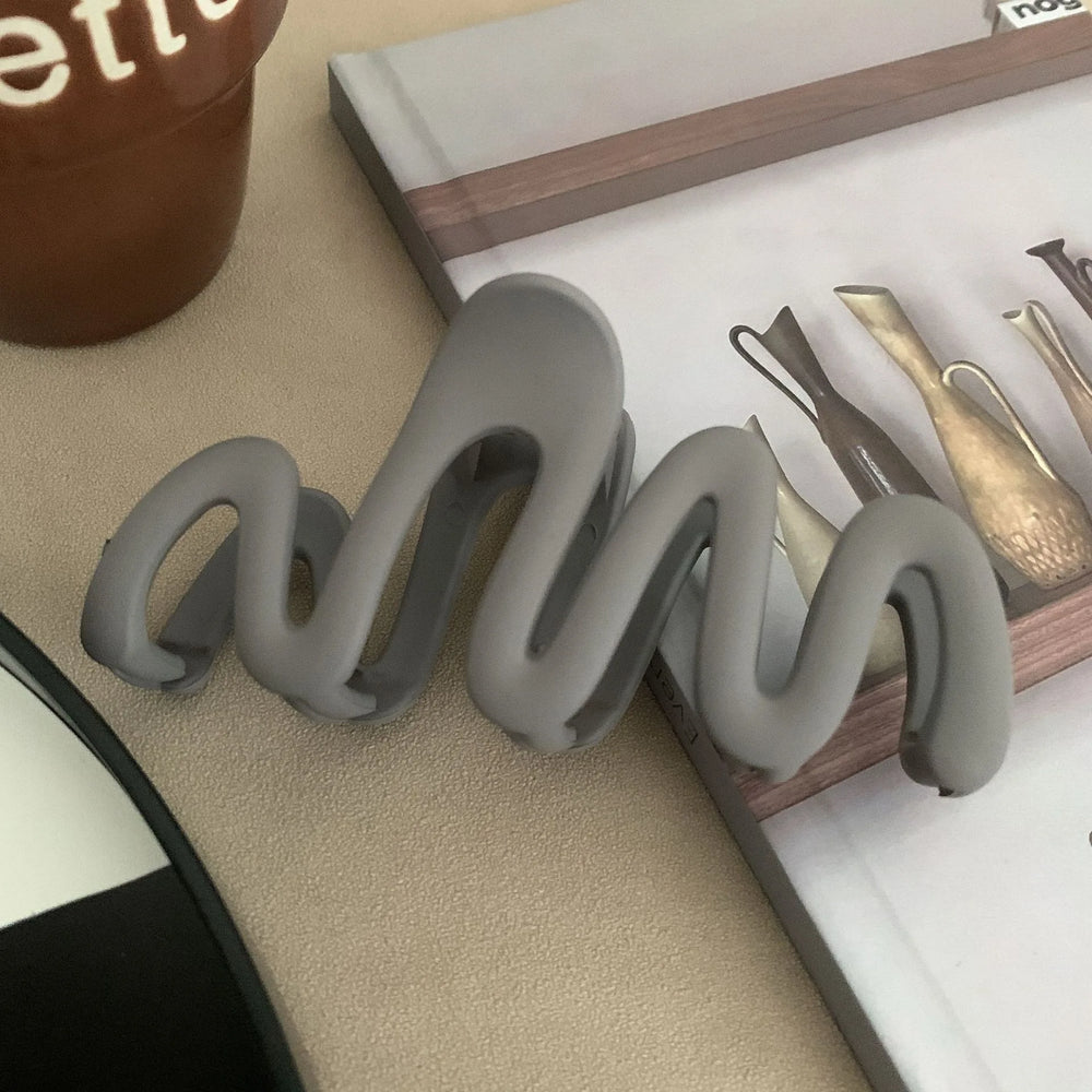 2023 New Trendy Curve Matt Hair Claw Clip Large Shark Crab Hair Clips Women Hair Accesso detail view