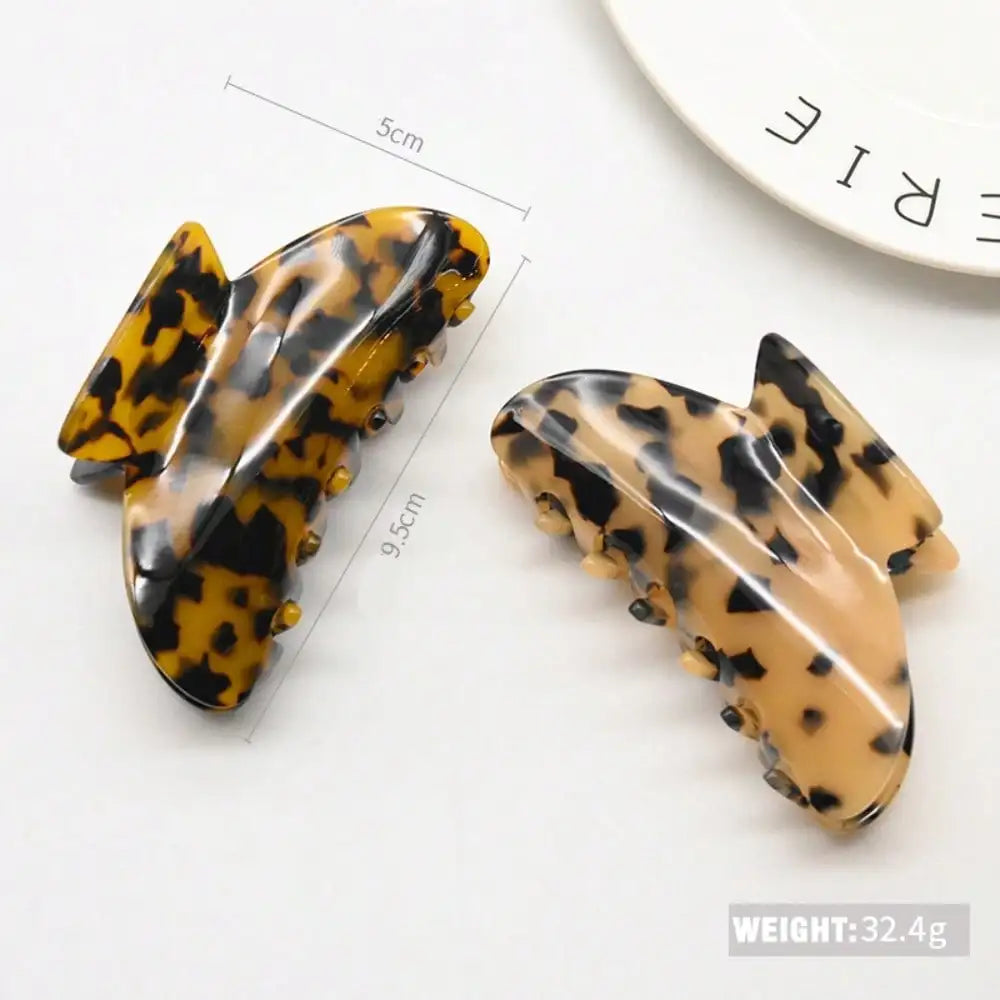 1pc Personalized Tortoiseshell Acrylic Hair Claw, Custom Letter Hair Clip close-up view