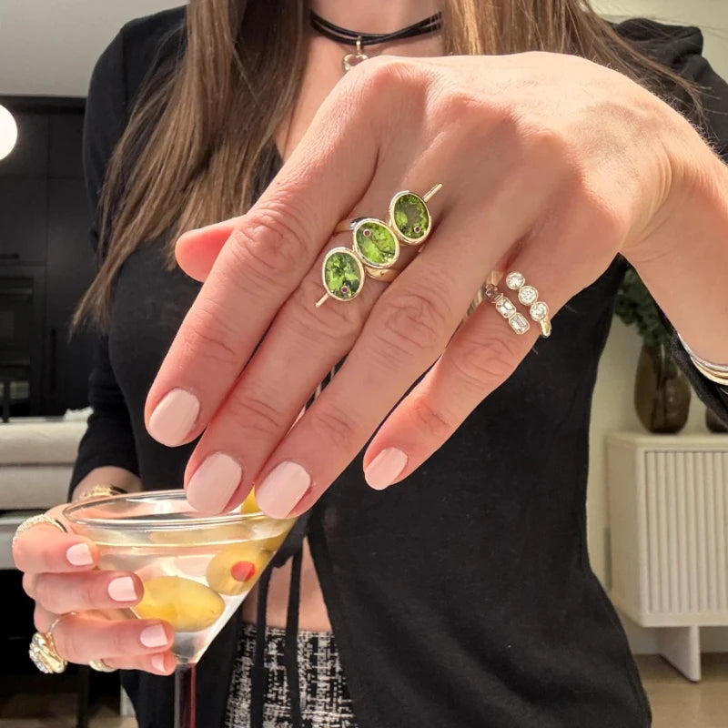 Exquisite Bead Shaped Geometric Design Inlaid with Green Synthetic Zirconia Ring for W close-up view