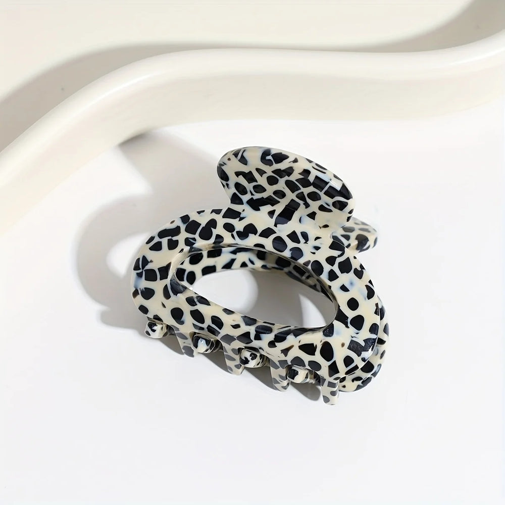 Elegant Sweet Small Oval Hair Claw Clip for Women Secure Grip Hair Accessories Ponyta lifestyle view