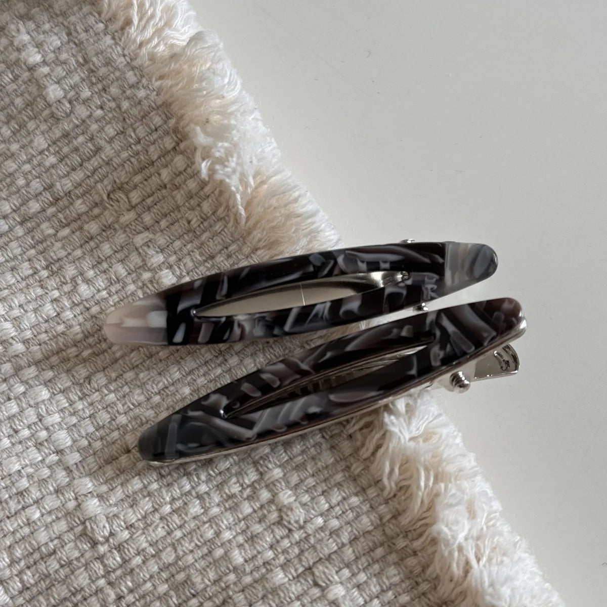 2pcs/set Acetate Hair Clips Hollow Out Oval Bangs Duckbill Clips Geometric Barrettes alternate view