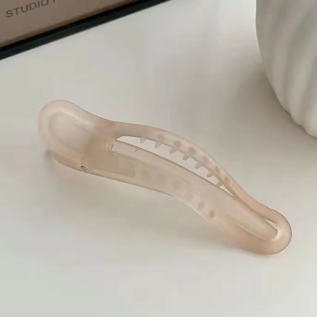 New Acrylic Matte Duckbill Hair Claws Barrettes Bow Solid Color Hair Clips Hair Access close-up view