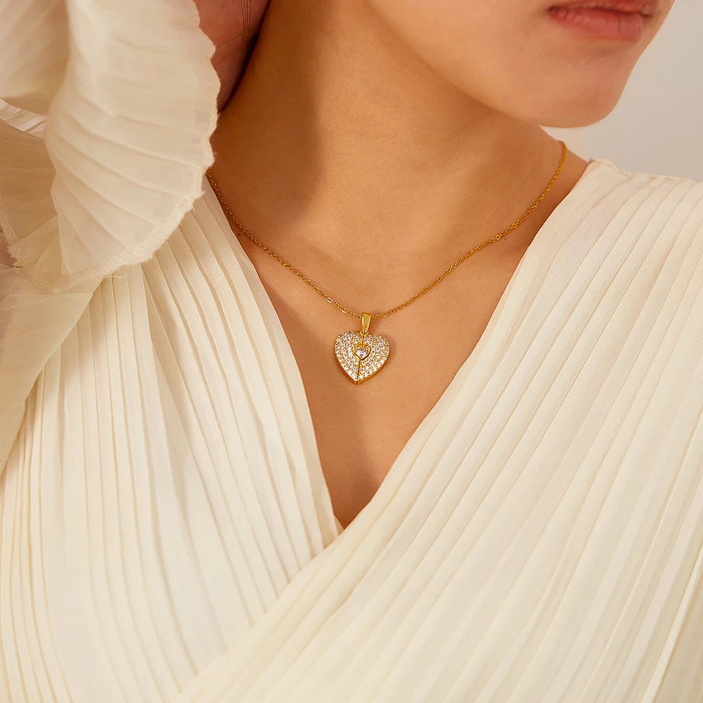 Stylish and Personalized Heart-shaped Necklace for Women High-end and eExquisite Penda close-up view