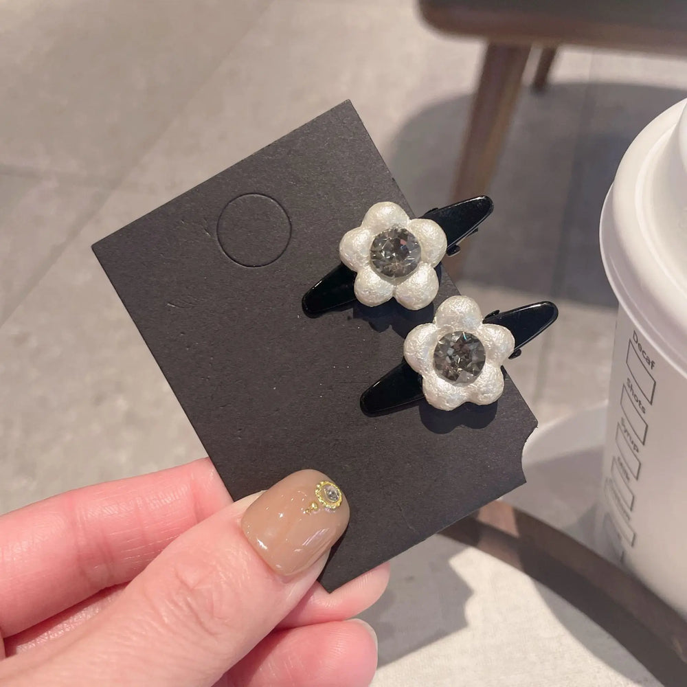 2pcs Elegant Pearl Flower Hair Clip Sweet Milk White Duckbill Hair Clip Diamond Shiny close-up view