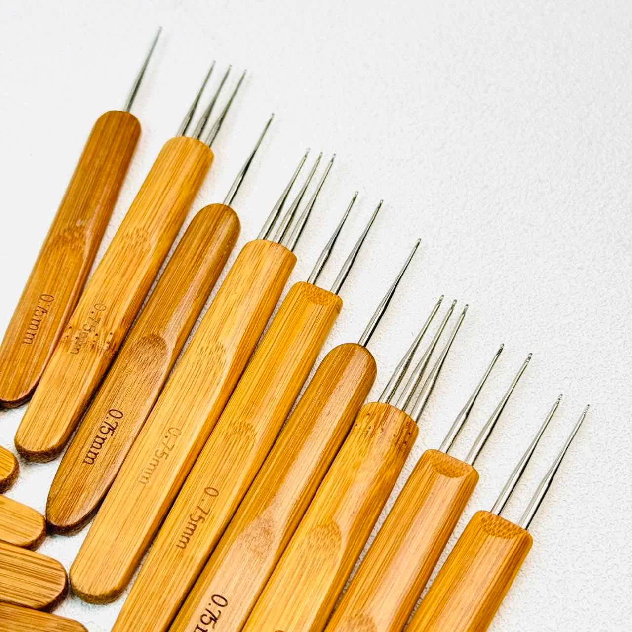 0.5Mm 0.75Mm Dreadlock Needle Crochet Hook For Dread Hair Dreadlocks Accessories Hook lifestyle view