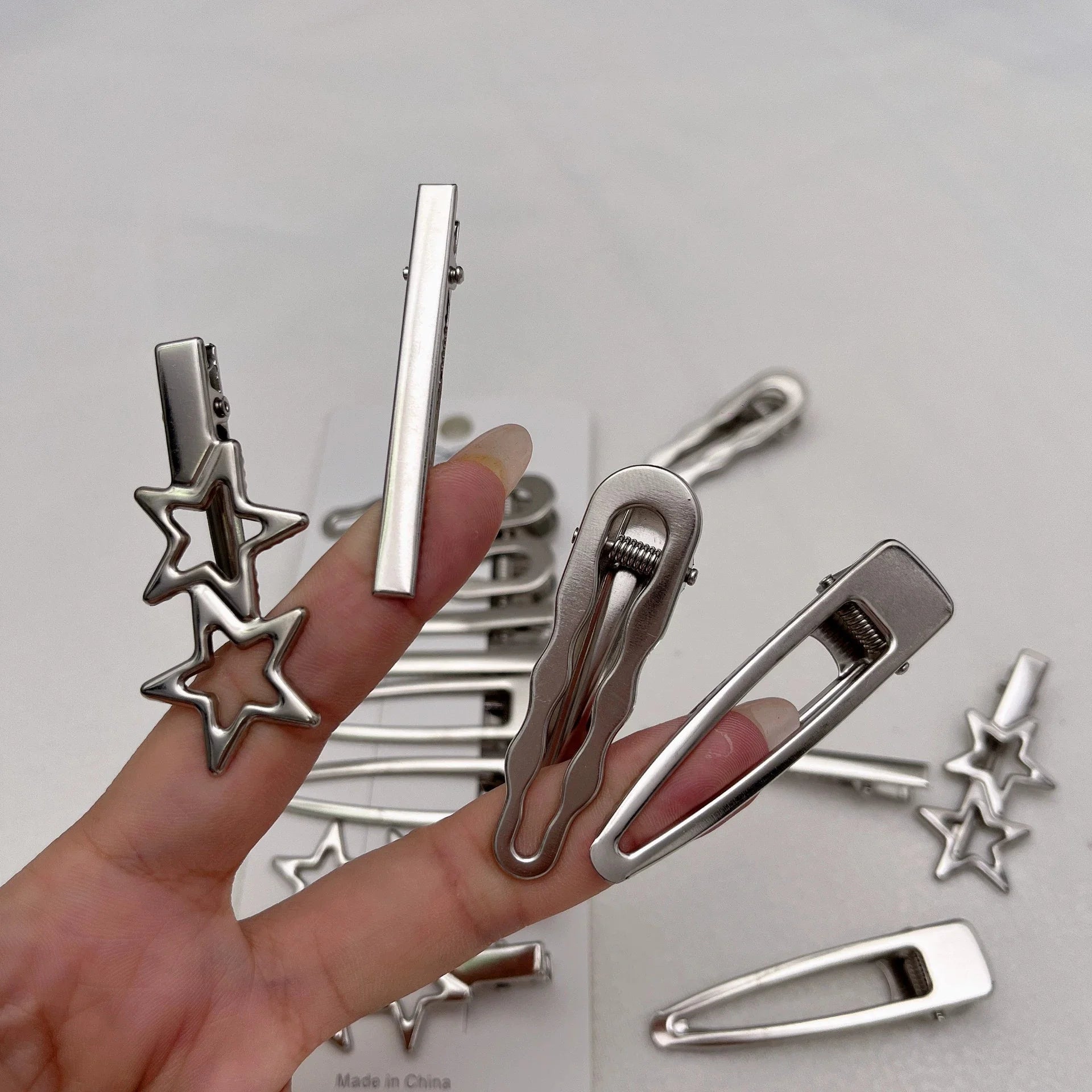 Women Metal Y2K Hair Clips Exquisite Duckbill Clip Girls Hairpins Side Bangs Barrettes close-up view