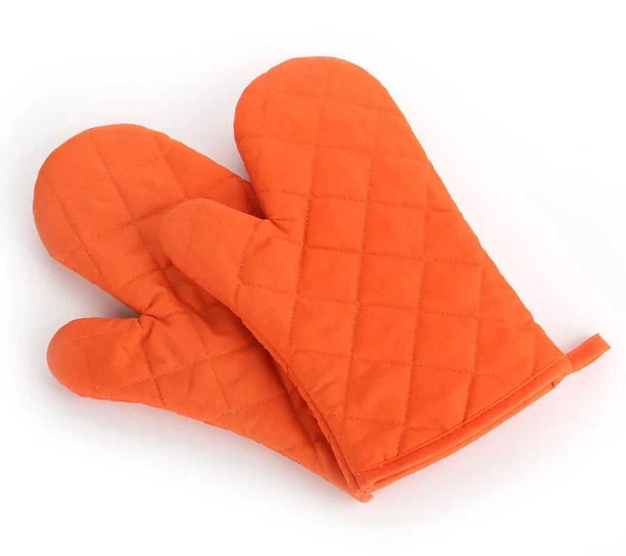 Non Slip Heat Proof Oven Glove | Polyester Cotton Microwave Protector for Baking and lifestyle view