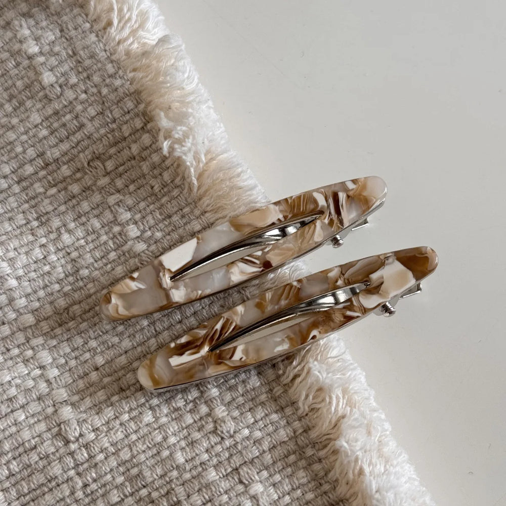 2pcs/set Acetate Hair Clips Hollow Out Oval Bangs Duckbill Clips Geometric Barrettes lifestyle view