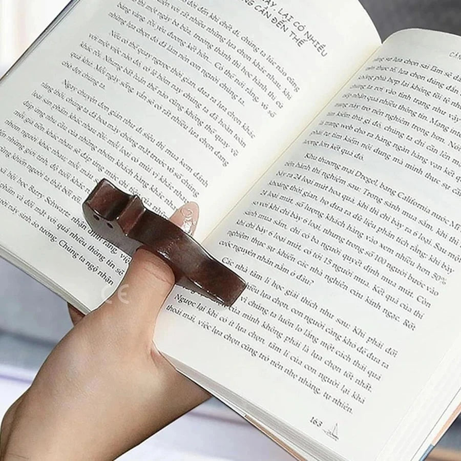 Cute Wooden Cat Dog Bookmark, Animal Book Page Holder Ring, Student Reading Accessorie close-up view