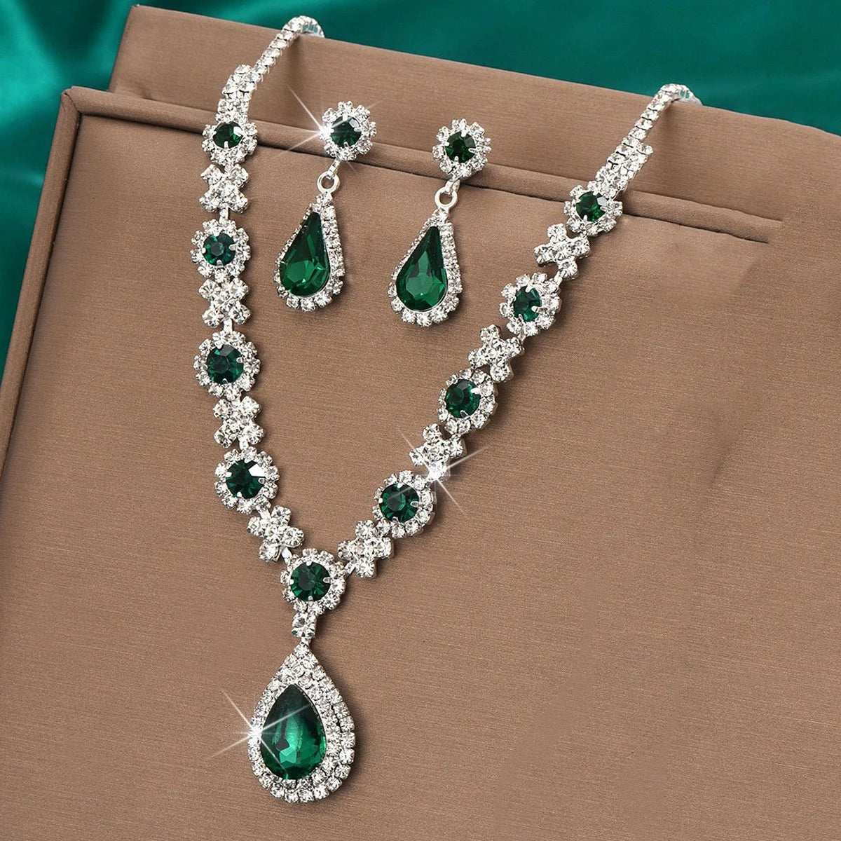 3-piece Women's Claw Chain Series Geometric Droplet Earrings Necklace Set Wedding Ban lifestyle view