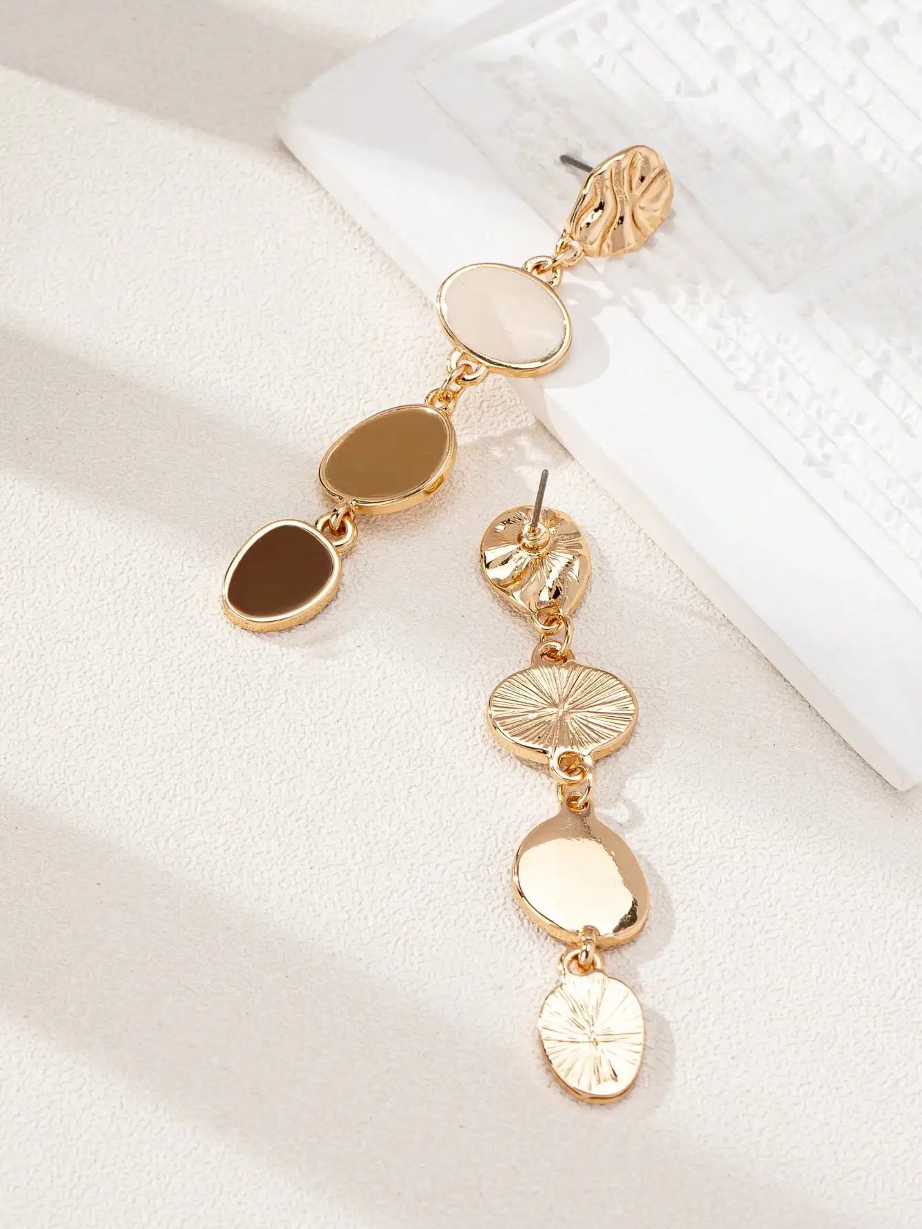 A Pair of Trendy, Casual, Fashionable, Oil-Drip Style, Elegant, Unique, Versatile Wom alternate view
