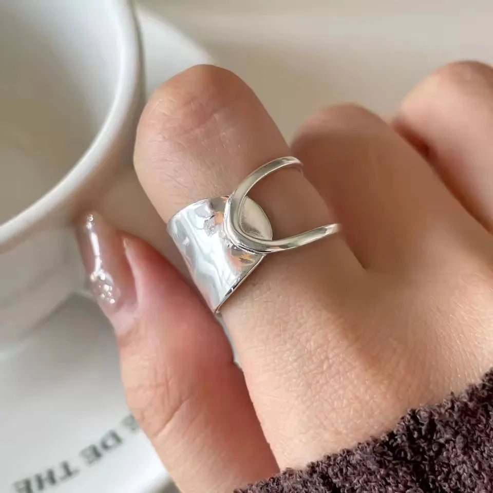 VENTFILLE 925 Sterling Silver Irregular Ring for Women Geometry Versatile Minimalism A close-up view
