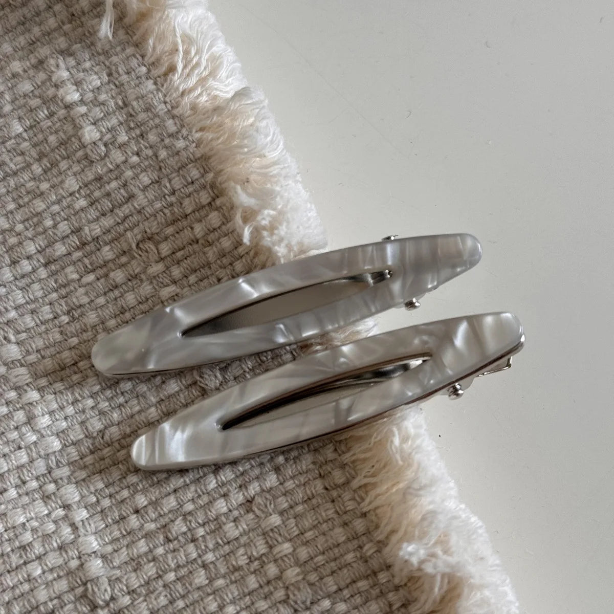 2pcs/set Acetate Hair Clips Hollow Out Oval Bangs Duckbill Clips Geometric Barrettes Sid detail view