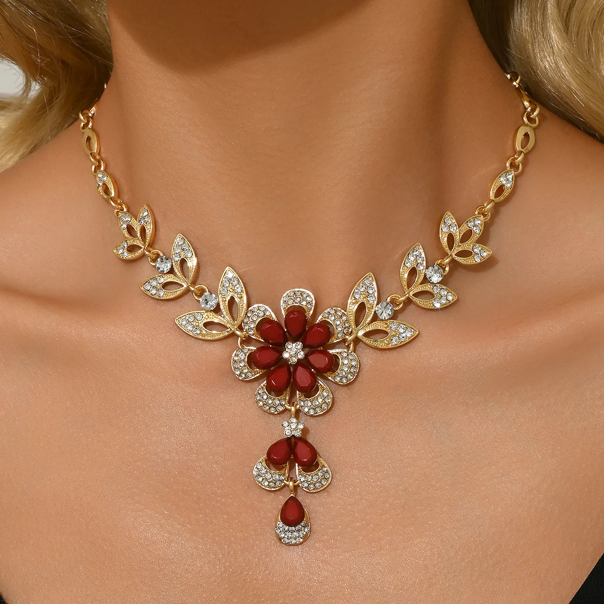High end, stylish flower design necklace and jewelry suitable for dates, parties, and Mother's Day g