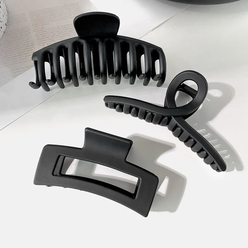 Women Elegant Black Geometric Plastic Hair Claw Lady Sweet Long Hair Holder Toothed H lifestyle view