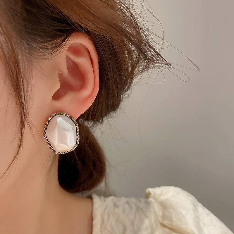 Fashion Irregular Pearl Stud Earrings Female 2025 Trendy Retro Gold Color Simulated Pear detail view