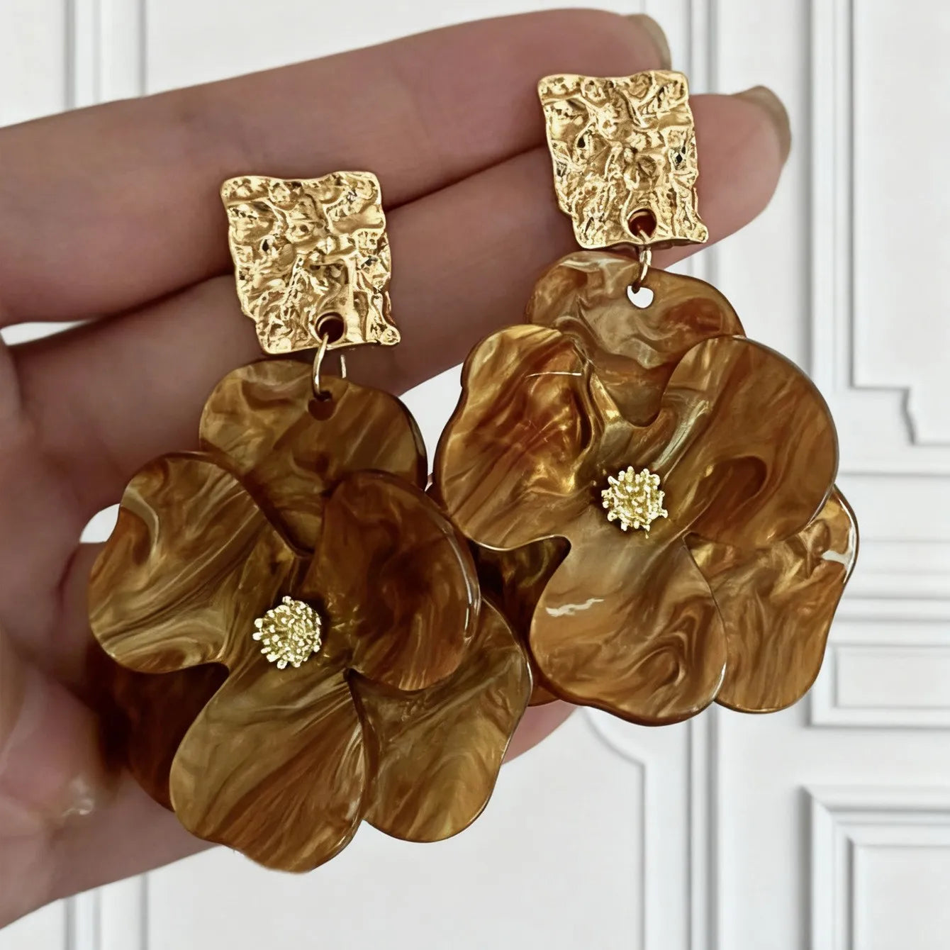 Elegant and Fashionable Three-Dimensional Acetate Acrylic Double-Layer Flower Splicing close-up view