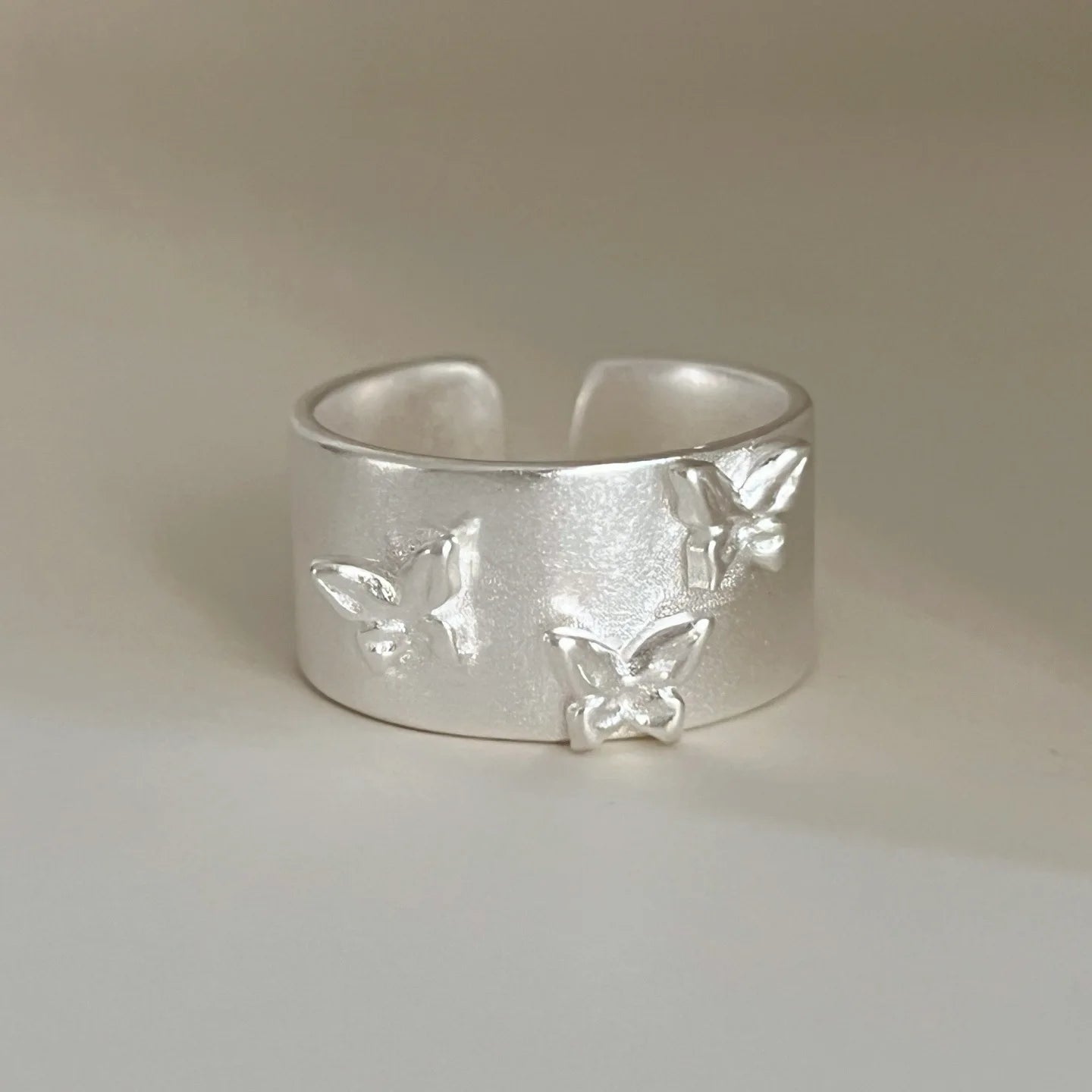 PANJBJ 925 Sterling Silver Pearl Irregular Ring for Women Shell Overlapping Hollow Swe close-up view