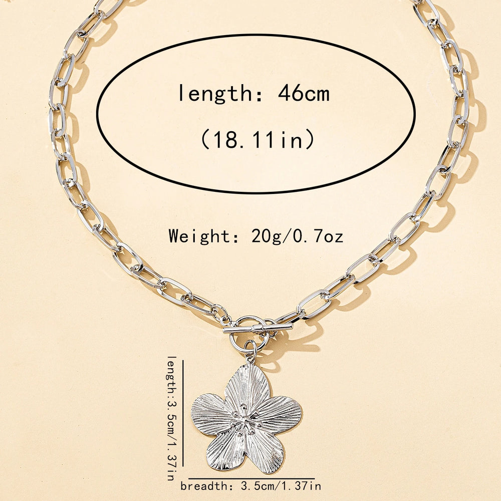 A Fashionable Women's Pendant Necklace, Vintage Simple Wisteria Flower Necklace, Elega close-up view