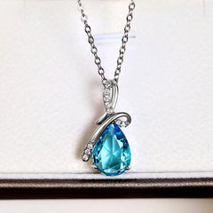 Huitan Elegant Women Pendant Necklace Fresh Style Wedding Anniversary Accessories Inla close-up view