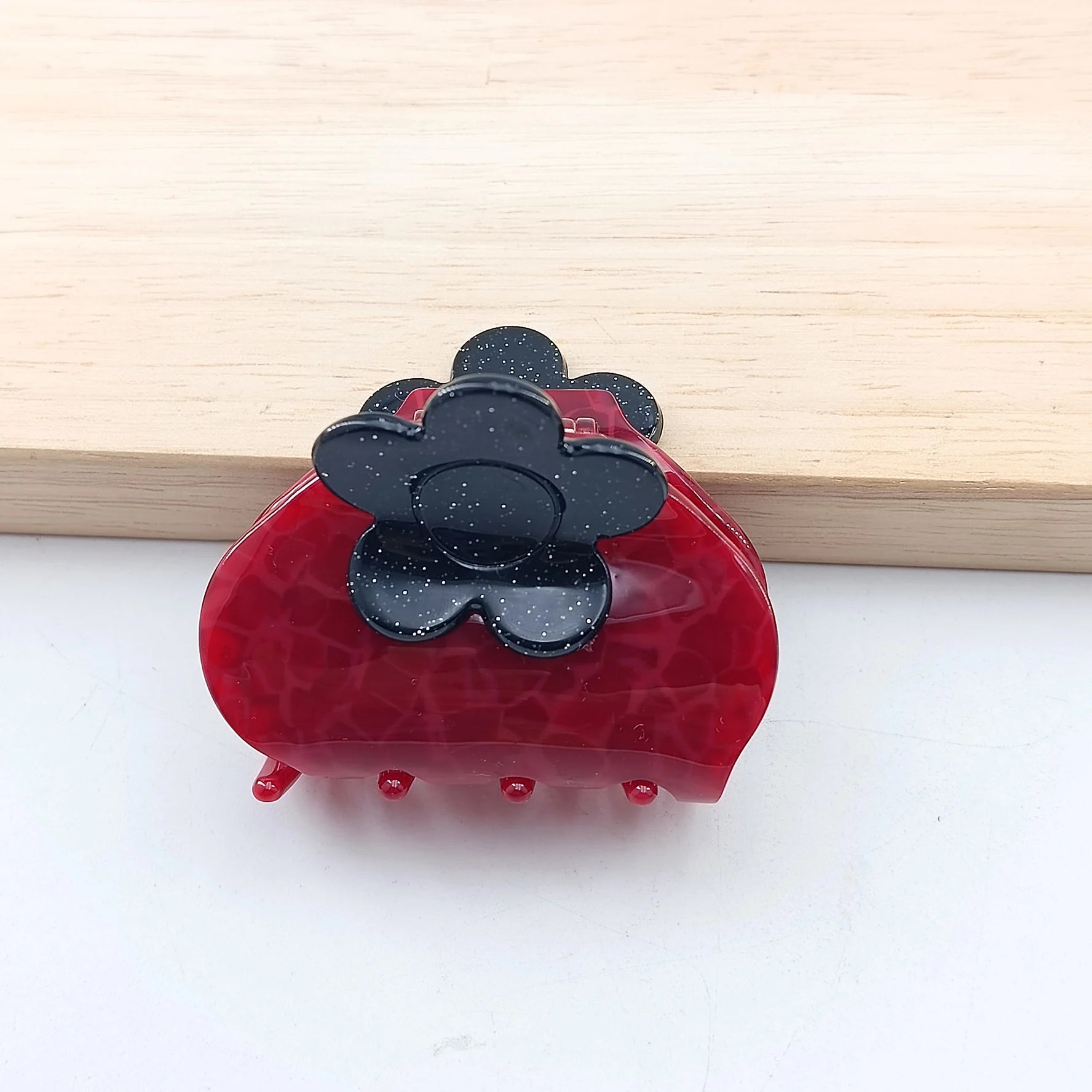 luxury Medium Acetate hair claw clip for women floral claw clip girl cute Leopard prin close-up view