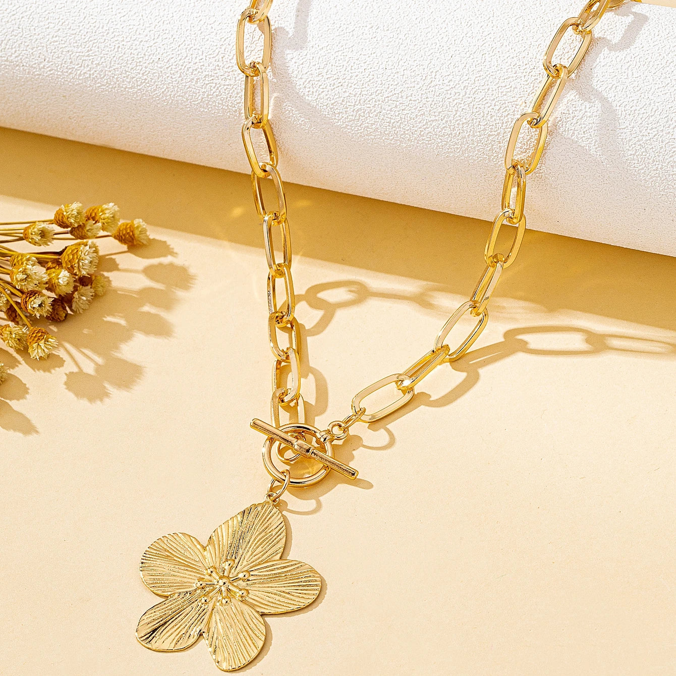 A Fashionable Women's Pendant Necklace, Vintage Simple Wisteria Flower Necklace, Elegant detail view